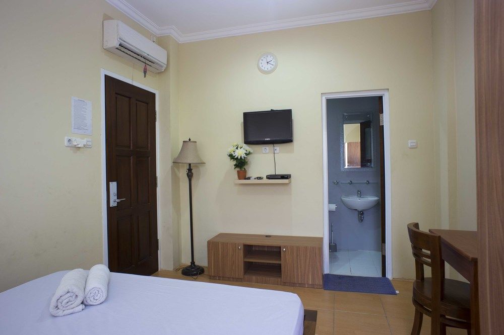 Hotel Reddoorz @ Kwitang Jakarta Exterior foto