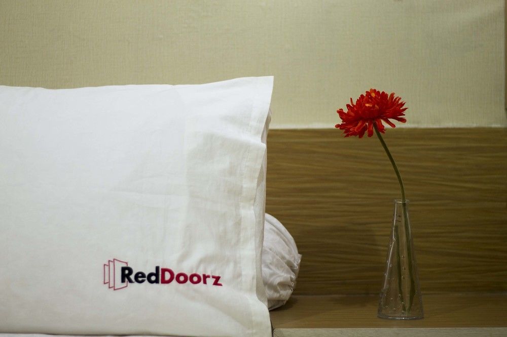 Hotel Reddoorz @ Kwitang Jakarta Exterior foto