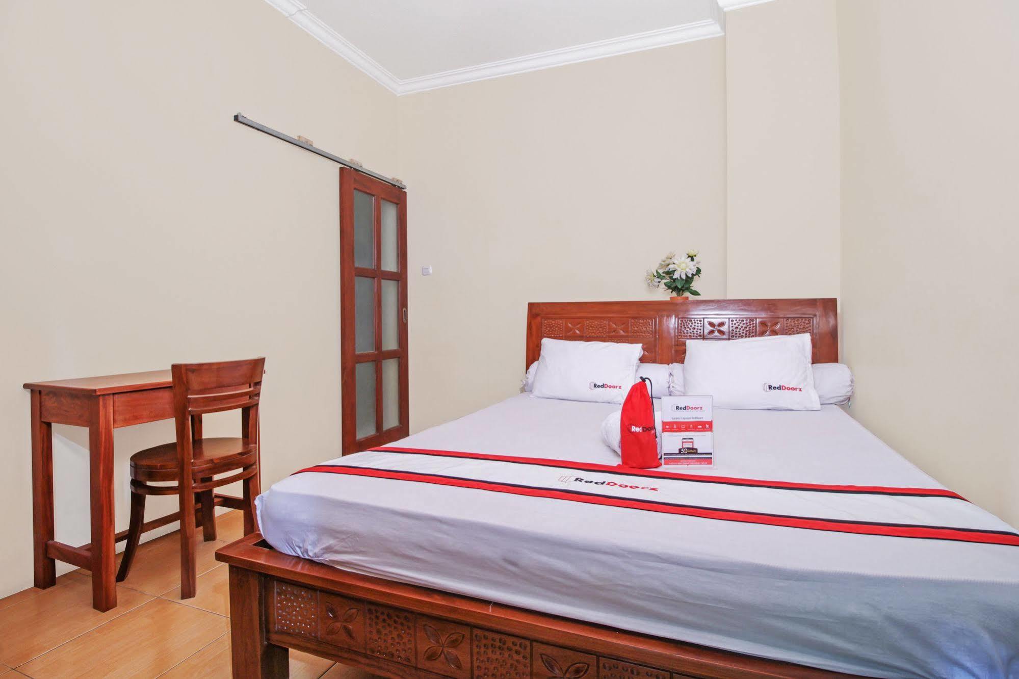 Hotel Reddoorz @ Kwitang Jakarta Exterior foto