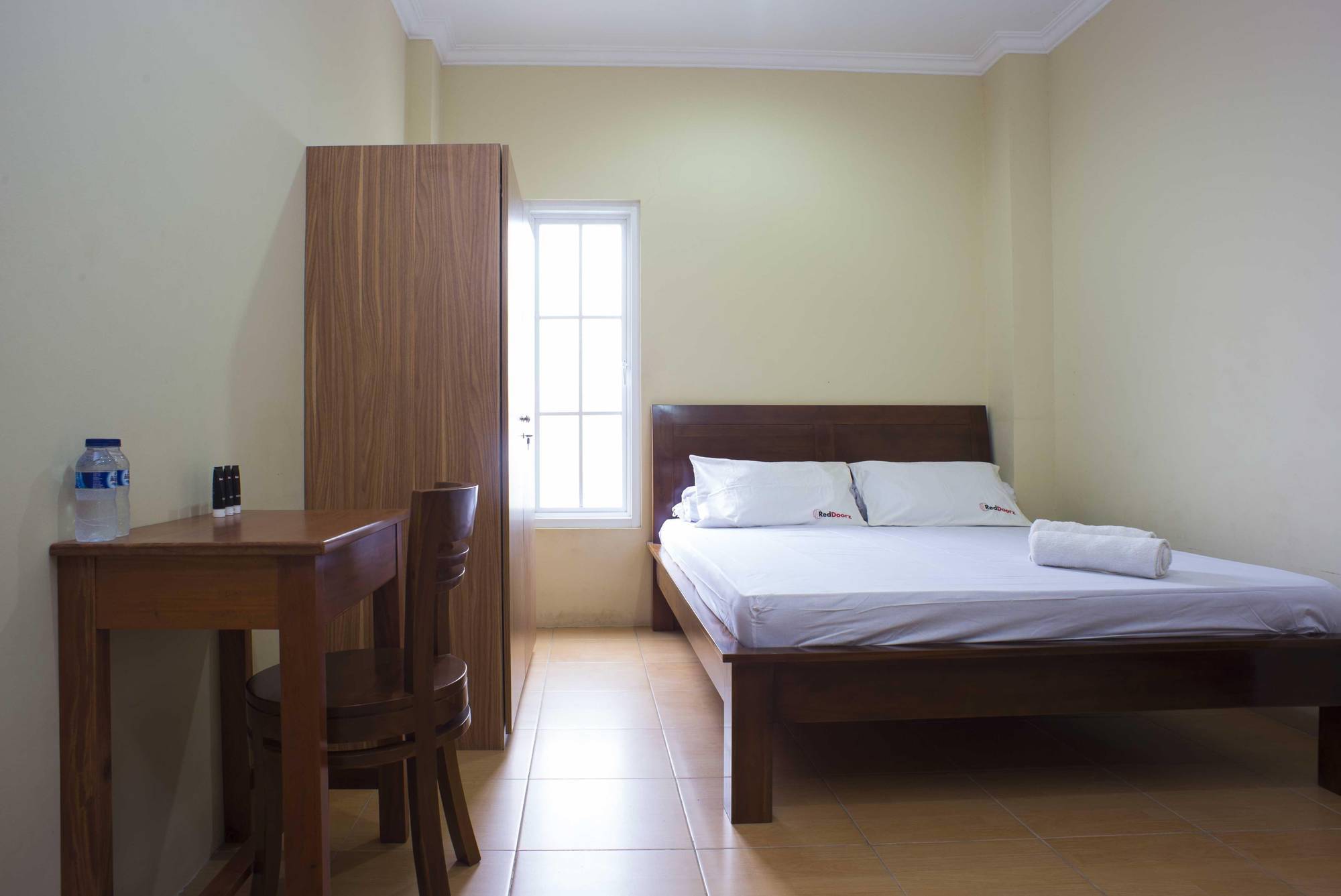 Hotel Reddoorz @ Kwitang Jakarta Exterior foto